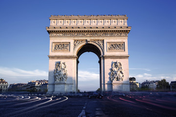Horizontal view of famous Arc de Triomphe - obrazy, fototapety, plakaty