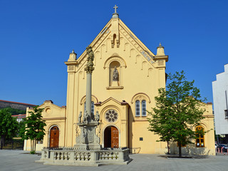 Fototapeta na wymiar Kirche w Bratysławie