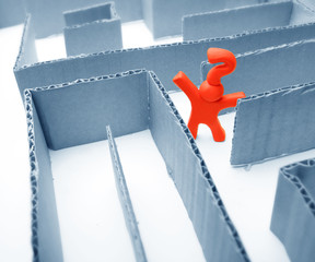 roter Fragzeichenmann im blauen Labyrinth