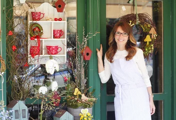 Crédence de cuisine en verre imprimé Fleuriste Smiling Mature Woman Florist  At Flower Shop