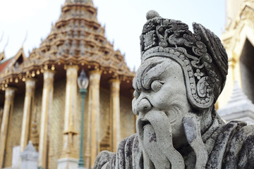 Fototapeta na wymiar Opiekun posąg (jaka) w Świątyni Szmaragdowego Buddy, Bangkok
