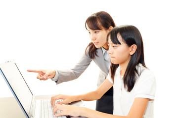 パソコンを楽しむ笑顔の女の子