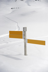 Alpine scene with empty signpost - 52183242
