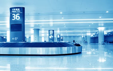 Photo sur Plexiglas Aéroport Single suitcase alone on airport carousel .