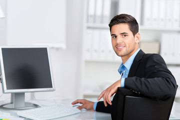 junger geschäftsmann arbeitet am computer