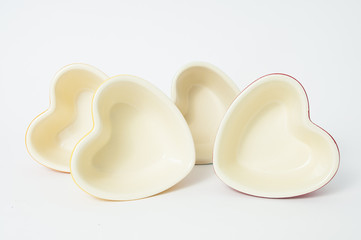 Cuencos con forma de corazón sobre fondo blanco