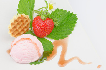 Erdbeereis mit Soße