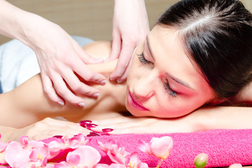 Obraz na płótnie Canvas Beautiful woman relaxing during massage 
