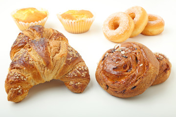 croissant ciambelle e torte su sfondo bianco