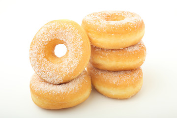 ciambelle con zucchero su sfondo bianco