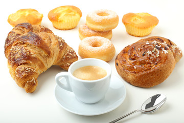 croissant e ciambelle con caffe su sfondo bianco
