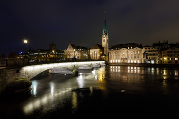 Fototapeta na wymiar Kościół i oświetlony Fraumunster rzeki Limmat w Zurychu, SWITZ