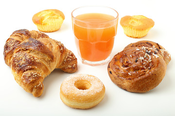 croissant ciambelle e succo di arancia su sfondo bianco