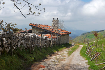 Fototapeta na wymiar Baskijski kabina kamień w górach