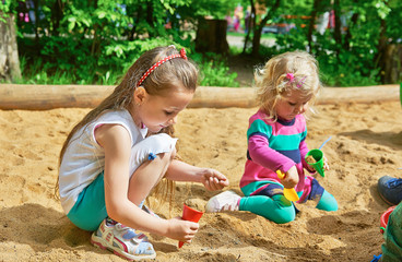 Kinder spielen im Sandkasten - obrazy, fototapety, plakaty