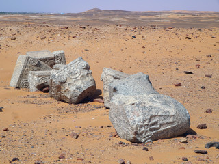 Antike römische Kapitelle im Wüstensand