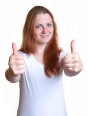 Junge Frau zeigt beide Daumen