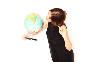 junge Frau mit Globus