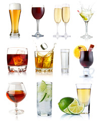 Ensemble de boissons alcoolisées dans des verres isolés sur blanc