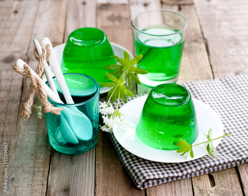 &ldquo;Dessert mit Waldmeister&rdquo; Stockfotos und lizenzfreie Bilder auf Fotolia