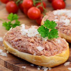 Brötchen mit Mettwurst
