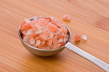 Fototapeta na wymiar Spoonfull Różowa sól kamienna