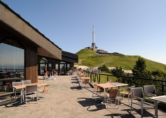 La terrasse d'un des restaurants du Puy de Dôme en Auvergne