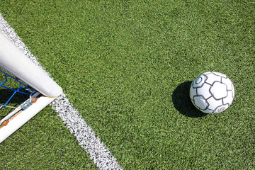 balón de futbol sobre el cesped cerca de la portería 8730f
