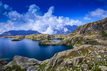 Fototapeta na wymiar Piękne jezioro lodowiec w Alpach francuskich w lecie
