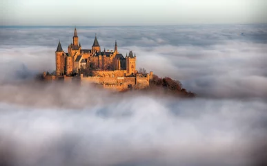 Afwasbaar Fotobehang Foto van de dag Kasteel Hohenzollern boven de wolken
