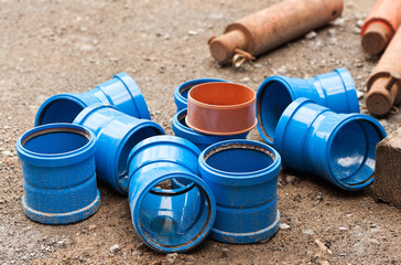 Blaue Kunststoff-Rohr-Stücke - HS-Rohr - auf einer Baustelle