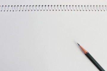 スケッチブックと鉛筆