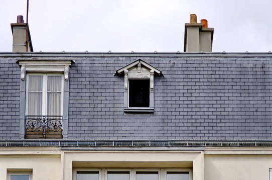 fen&ecirc;tre ouverte dans les toits.
