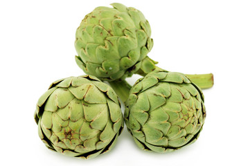 Obraz premium trois artichauts fond blanc vue de dessus