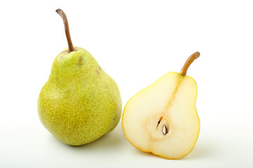 pera verde bio su sfondo bianco