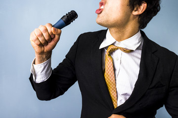 Naklejka premium Businessman singing karaoke