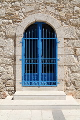 Fototapeta na wymiar Drzwi wejściowe z niebieską bramą