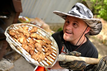 homme trisomique et barbecue
