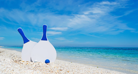 Obraz premium white and blue beach rackets