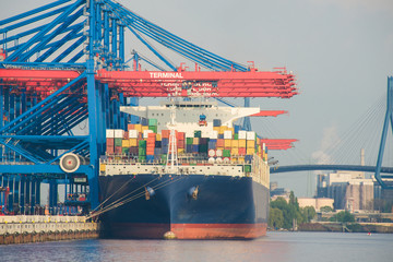 ein Frachter im Hafen wird beladen