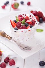 Cupcake mit frischen Beeren
