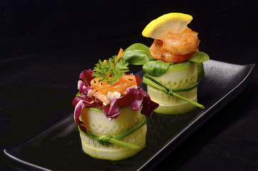 Fingerfood mit Salat, Käse und Scampi