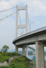 Fototapeta premium Pont suspendu de Kurushima Kaikyo à Imabari, Shikoku, Japon