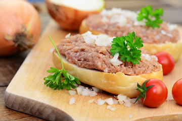 Belegtes Brötchen mit Mettwurst