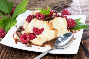 Vanilla Pudding with Berries