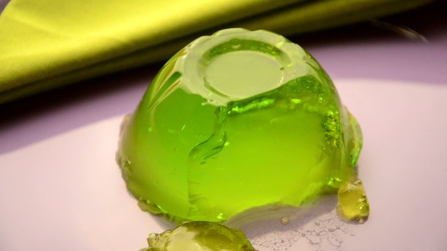 Postre de gelatina sabor manzana