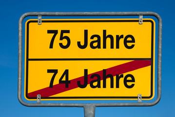 Fototapeta premium Wechselschild ohne Pfeil 74 JAHRE - 75 JAHRE