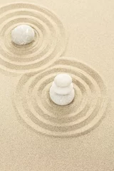 Fond de hotte en verre imprimé Pierres dans le sable Équilibrez les pierres zen dans le sable
