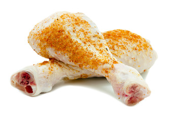 Surowy kurczak na białym tle © CUKMEN