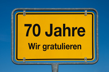 Ortsschild mit blauem Himmel 70 JAHRE WIR GRATULIEREN